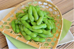枝豆カゴに盛られた枝豆