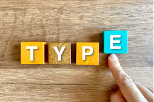 正方形の4つの積木にそれぞれTYPEと書かれている