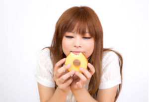 バームクーヘンを食べている女性