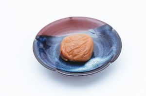 皿に梅干しが入っている
