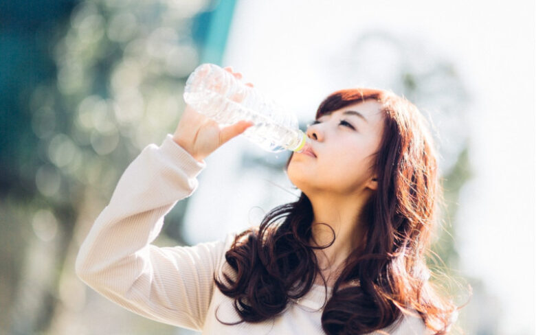 ペットボトルを直接口をつけて飲む女性