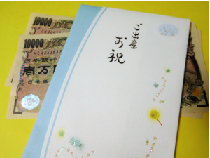 出産祝いの袋の下に1万円札が2枚