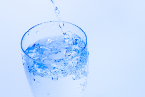 コップに水を注いでいる様子