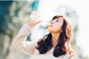 水分補給している髪の長い女性