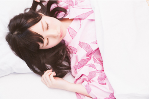 ピンクの浴衣を着た女性が仰向けで寝ている