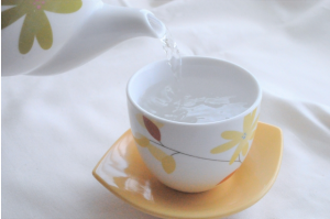 急須で湯呑みにお湯を入れている