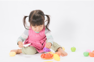おままごとで遊ぶ女の子