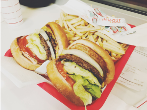 ハンバーガー2つとたっぷりのポテト2つ