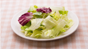 白い丸皿に盛られた野菜