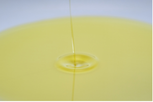 皿に油を垂らしている様子