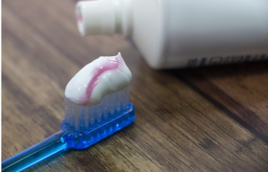 歯磨き粉が付いた青い歯ブラシ