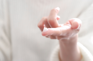 少量の塗り薬が乗った指先
