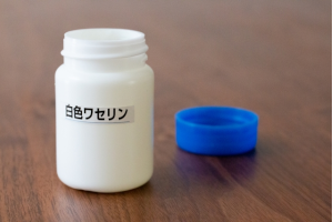 フタの開いた白色ワセリン
