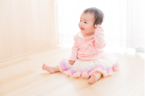 座っている女の子の赤ちゃん