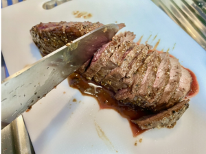 切っている途中の焼いた牛肉の塊