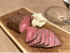 薄切りのローストビーフと半分の牛肉の塊