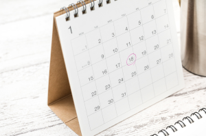 1月18日に丸が付けられた置き型カレンダー
