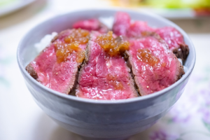 茶碗に盛られたローストビーフ丼