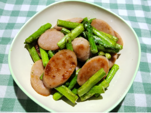 アスパラとソーセージを炒めた料理
