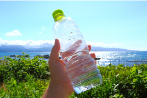 少量の水が入ったペットボトル
