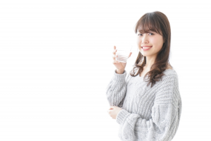 水を飲んでいる女性