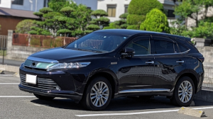 駐車している黒い車