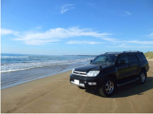 波打ち際に停められた黒い車