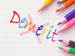 7種類の色鉛筆と7色で書かれたDemerit