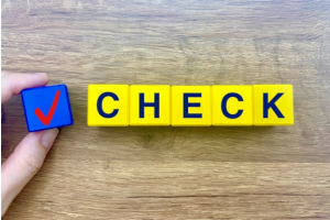 レ点が入った青い積み木とCHECKとそれぞれ書かれた黄色の積み木