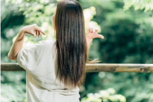 髪の長い女性の後ろ姿