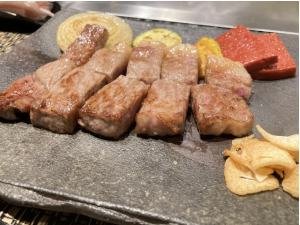 黒い皿に盛られたステーキ