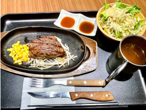 ステーキやサラダ、スープが乗ったおぼん