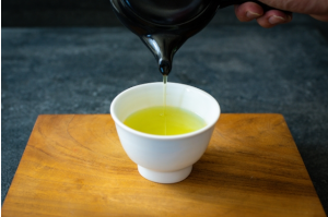 急須を使ってお茶を注いでいる