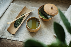 お茶の入った湯飲み茶わんとお茶の葉