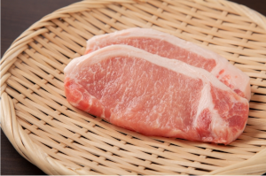 竹ザルに乗った2枚の豚カツ用のお肉