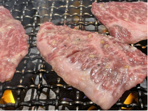 網の上で焼かれた牛肉
