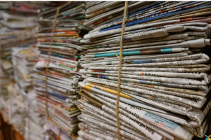 紐で結ばれた新聞紙とチラシ
