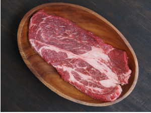 木の皿に乗った牛肉