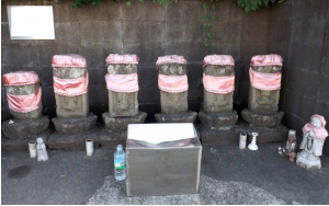 6個並べられたお地蔵さん