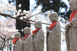 桜の下で並んでいる5体のお地蔵さん