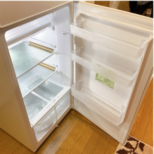 扉が開いた空っぽの冷蔵庫