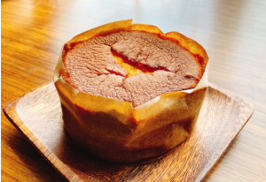 木の皿に盛られたカステラ