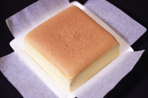 クッキングシートが敷かれた四角いカステラ