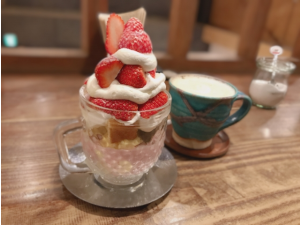 いちごをたっぷり使ったスイーツとコーヒー