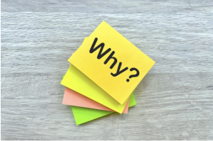 1番上の付箋にWhy?と書かれた階段状に置かれた4枚の付箋