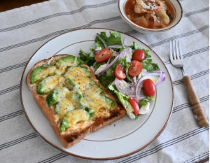 アボカドが乗った食パンとサラダのワンプレート