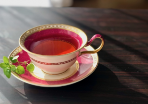 赤いカップに入った紅茶