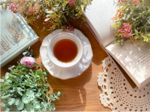 紅茶が入ったカップの周りには植物がたくさん置かれている