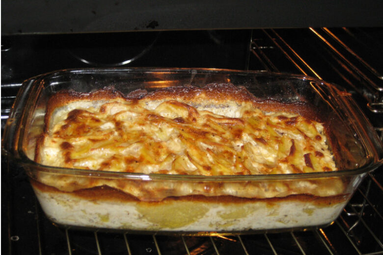 オーブンの中でこんがりと焼き上げられているポテトグラタン