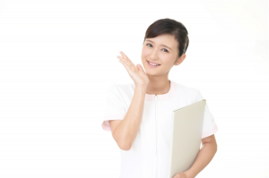 カルテを持った女性